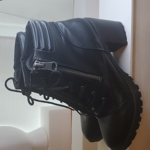 STEVE MADDEN LUG SOLE ANKLE BOOT - Picture 2 of 8